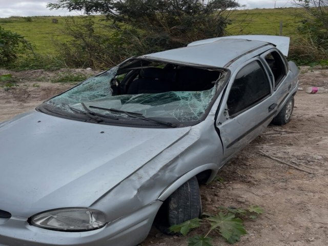Jovem sofre acidente ap�s perder controle do carro na RN-087, em Lagoa Nova