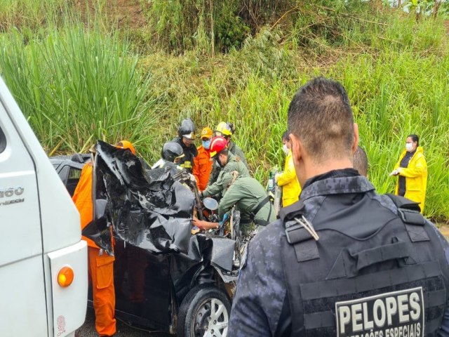 GRAVE ACIDENTE ENTRE CARRO E CAMINHO DEIXA UMA PESSOA MORTA NA AL-105