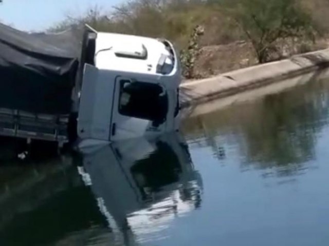 Caminhoneiro erra manobra e vai parar nas guas do Canal do Serto em Delmiro