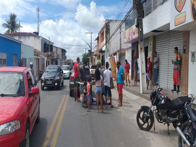 Acidente entre moto e carro aconteceu na Av. Tiradentes no Centro de Girau do Ponciano na manh desta segunda (19)