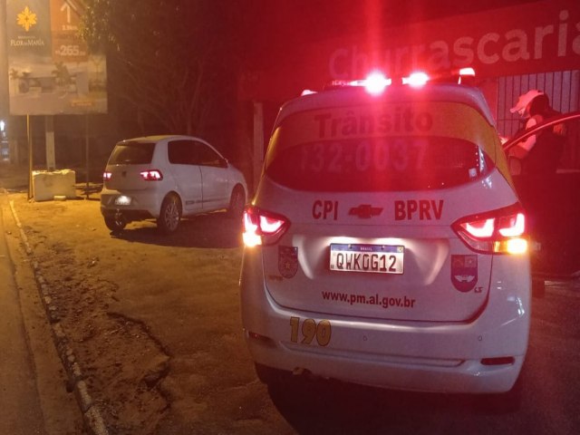 AO POLICIAL PRENDE HOMEM POR PORTE ILEGAL DE ARMA DE FOGO EM RODOVIA DE ARAPIRACA