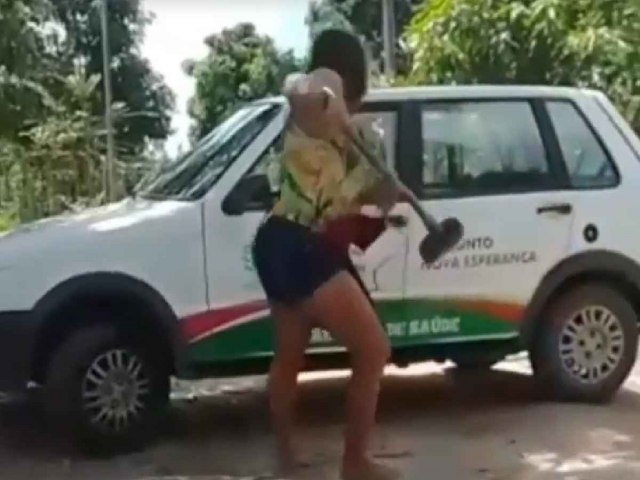 Veja o vdeo: Mulher ataca carro da Secretaria de Sade de Unio dos Palmares com enxada durante confuso