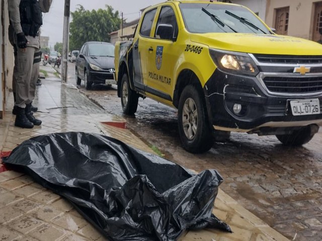 HOMEM  ASSASSINADO COM TIRO NA CABEA NA FRENTE DE UMA LOJA, EM ARAPIRACA