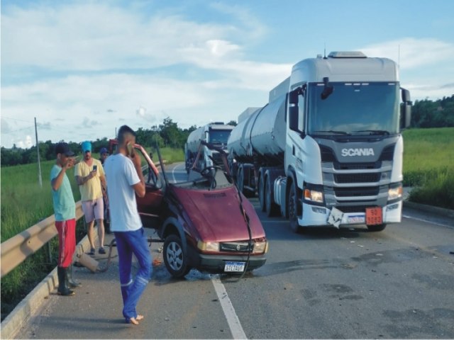 Veja o Vdeo: Carro se parte ao meio aps coliso na BR-101, em Japaratuba