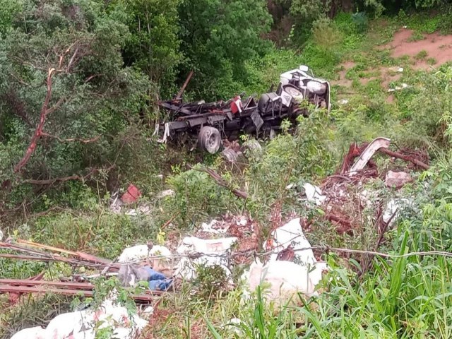 Veja o Vdeo: Caminhoneiro cai em ribanceira na Serra das Pias e morre