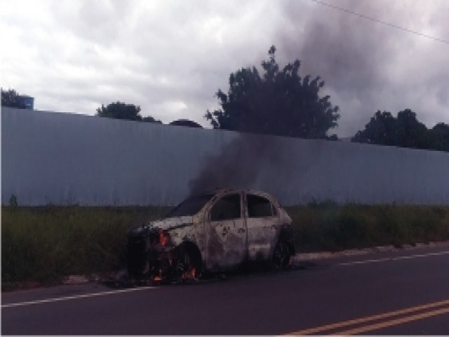 Veja o Vdeo: Carro pega fogo na AL 115 em Girau do Ponciano  