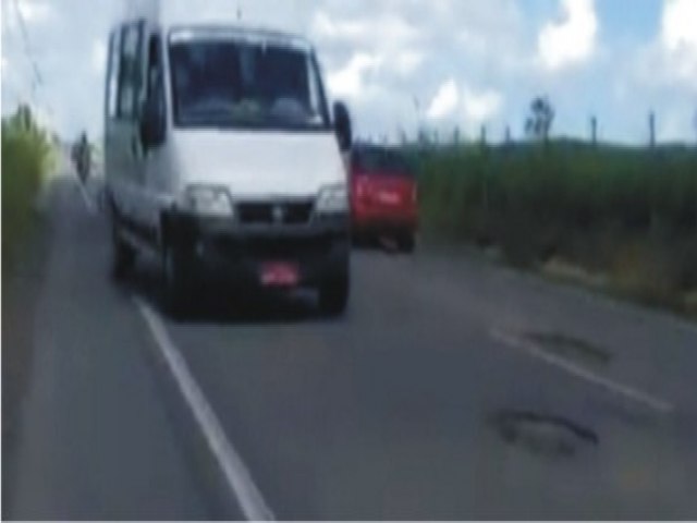 Veja o Vdeo: Motoristas reclamam dos buracos na rodovia AL 115 no municpio de Girau do Ponciano   