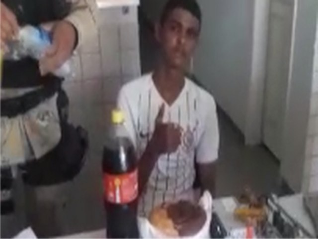 Veja o Vdeo: Jovem  preso por furto e ganha bolo de aniversrio na delegacia