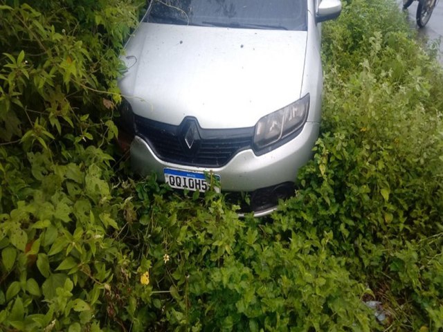 MOTORISTA DE TRANSPORTE POR APLICATIVO  COLOCADO AMARRADO NO PORTA-MALAS DE VECULO DURANTE ASSALTO NO AGRESTE