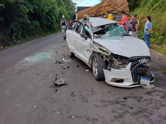 MOTORISTA FICA FERIDO AO COLIDIR EM DOIS CAMINHES NA AL-110, EM TAQUARANA