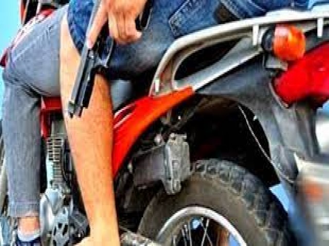 Bandidos roubam moto e dinheiro de vtima em Lagoa da Canoa