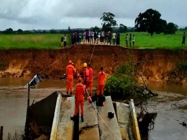 (VIDEO) Corpo de Bombeiros confirma mortes de dois ocupantes no veculo encontrado em rio na Ponta Mofina