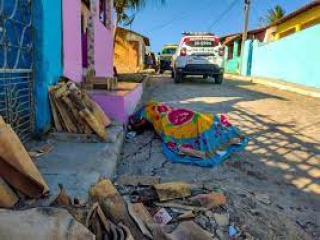 IDOSO  EXECUTADO COM DIVERSOS TIROS NA PORTA DE CASA NA ZONA RURAL DE ARAPIRACA