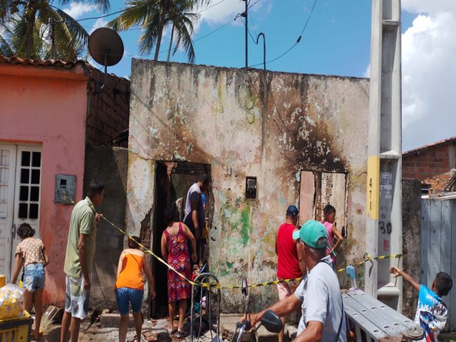 Veja o vdeo: Incndio deixa casa destruda em Girau do Ponciano