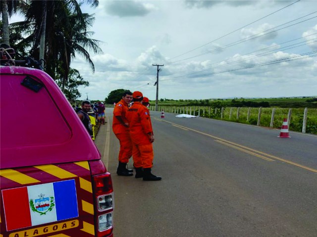 JOVEM DE 18 ANOS MORRE APS CAIR DE CARROCERIA DE CAMINHO DE EMPRESA ARAPIRAQUENSE, NA AL 486