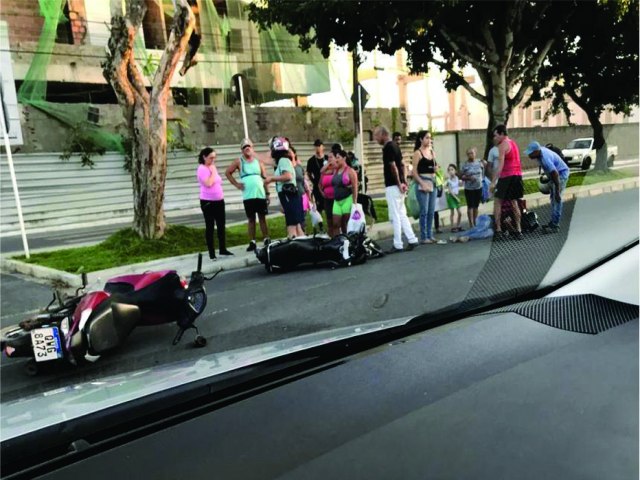 COLISO ENTRE MOTOS DEIXA ENTREGADOR DE LANCHES FERIDO, NA AVENIDA CECI CUNHA EM ARAPIRACA