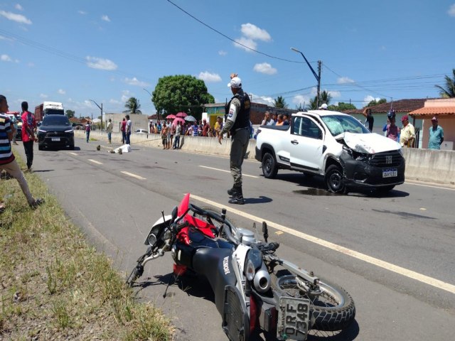 PROFESSOR MORRE AO FAZER CONVERSO IRREGULAR E COLIDIR EM CARRO, NA AL-220