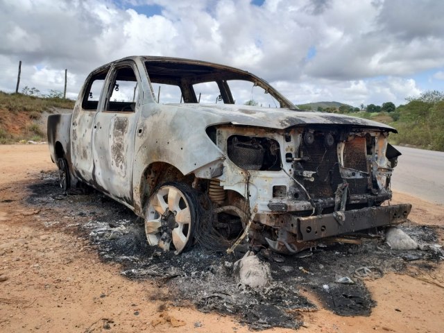 CAMIONETE HILUX PEGA FOGO NA RODOVIA AL 380 EM GIRAU DO PONCIANO