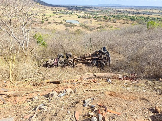 HOMEM FICA FERIDO APS PERDER CONTROLE DE CAMINHO E CAPOTAR EM RIBANCEIRA NA SERRA DAS PIAS EM ALAGOAS