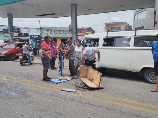 MOTOQUEIRO COLIDE COM CARRINHO DE VENDEDOR DE ARROZ DOCE EM GIRAU DO PONCIANO