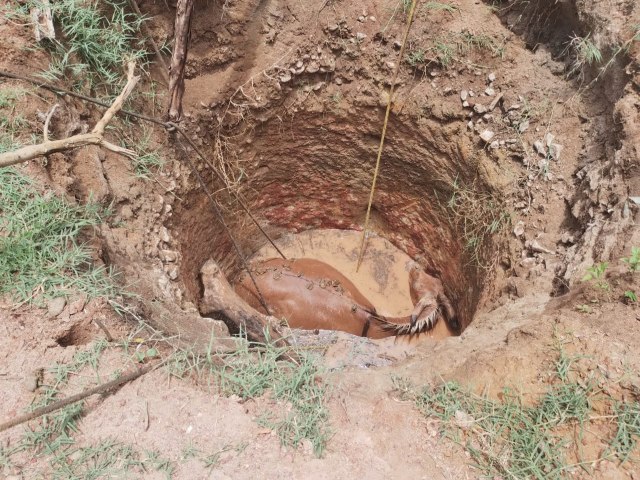 CAVALO CAI EM CACIMBA NO POVOADO MATA LIMPA EM LAGOA DA CANOA E QUASE MORRE AFOGADO