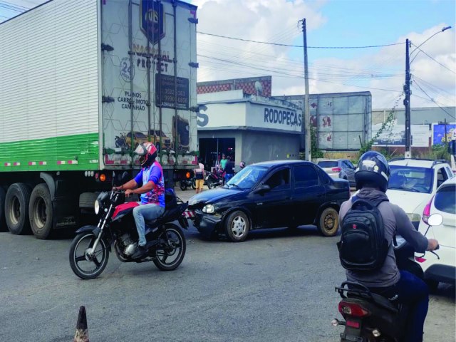 Acidente entre carro e carreta causa lentido na avenida Governador Lamenha Filho, em Arapiraca