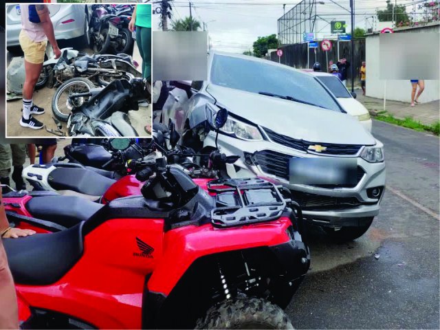 Mulher perde controle de veculo e atinge 12 motos estacionadas em frente a academia em Arapiraca