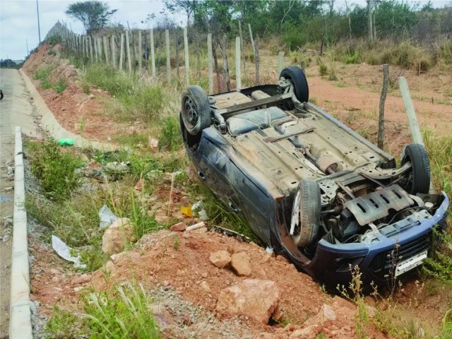 Jovem de Palmeira dos ndios Capota Ford Fiesta na AL-115 em Arapiraca Durante Trajeto para o Trabalho