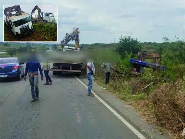 Caminho Muk cai em barreira para evitar coliso com Carroa de trao animal na Rodovia AL 115