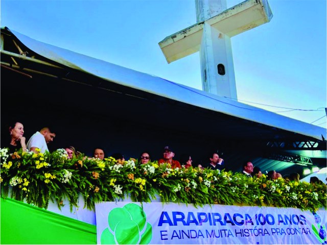 DESFILE CVICO CELEBRA 100 ANOS DE EMANCIPAO POLTICA DE ARAPIRACA COM GRANDE PARTICIPAO POPULAR