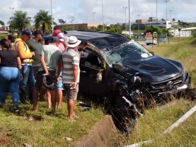 Camionete colide e derruba dois postes no Lago da Perucaba em Arapiraca; airbag foi acionado