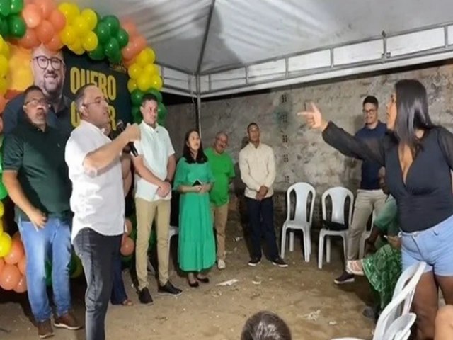 Mulher interrompe discurso de ex-prefeito de Roteiro para fazer acusaes
