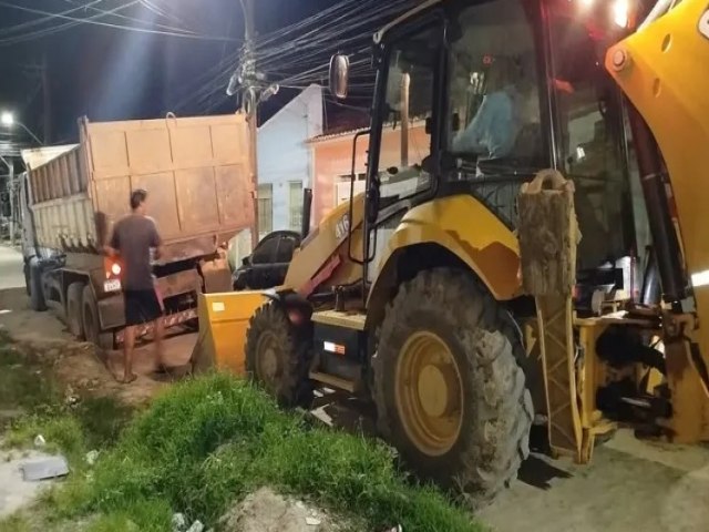 Gra�as a uma obra de esgotamento sanit�rio mal executada, mais um carro pesado atola na Rua Campos Teixeira em Penedo
