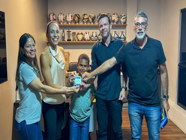 Assistente alagoana Br�gida Cirilo Ferreira recebe escudo FIFA 2026