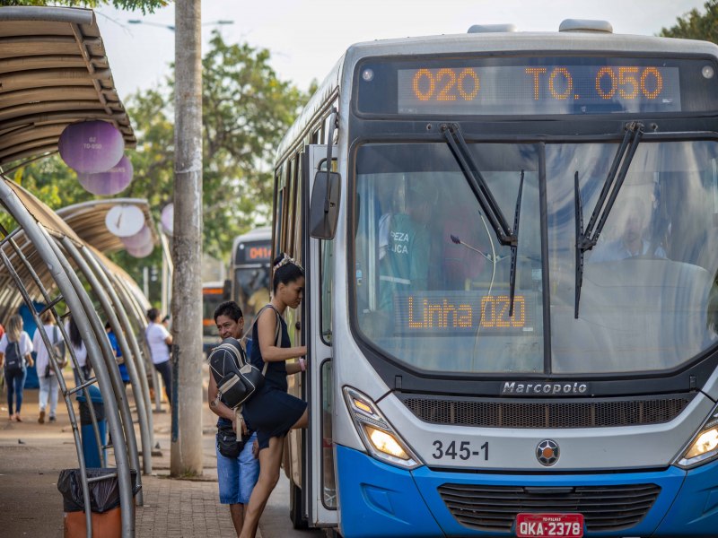 Passageiros so surpreendidos com cobrana do transporte coletivo no feriado em Palmas
