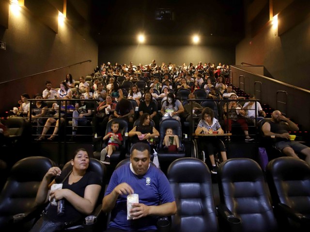 Nova lei permite consumidores entrarem com comidas em cinemas e teatros