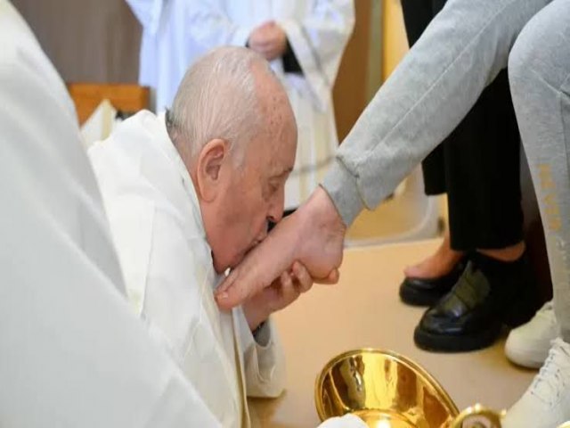 Papa Francisco realiza cerimnia de lavagem de ps com mulheres em priso na Semana Santa