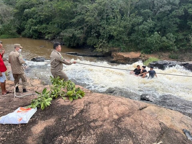 Cheia de crrego deixa trs pessoas ilhadas em Ipor