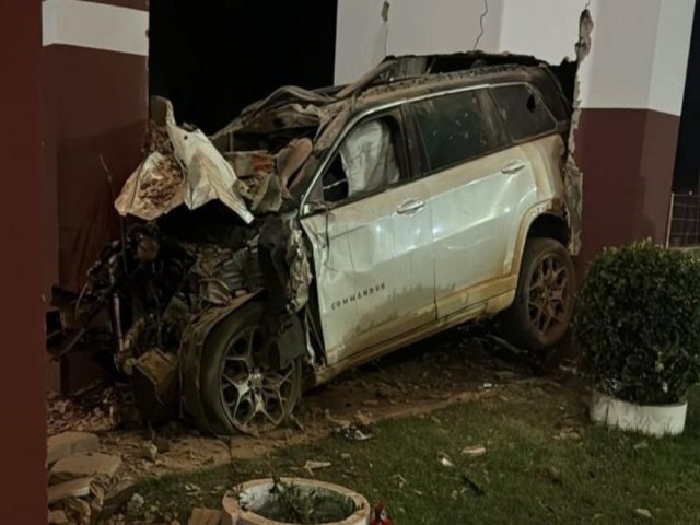 Motorista morre aps coliso de carro de luxo contra portal  da entrada de cidade em Gois