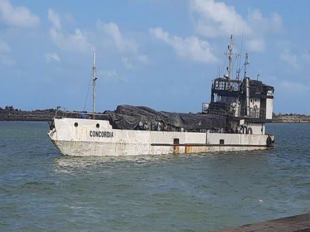 Cinco tripulantes desaparecem aps naufrgio de navio de carga no Grande Recife