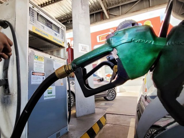 Preço da gasolina cai novamente e volta a ficar abaixo de R$ 5