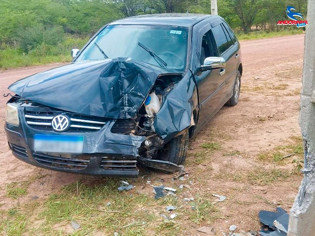 Motorista Colide com Poste ao Tentar Desviar de Outro Veculo Prximo ao Espao do Tio Paredo