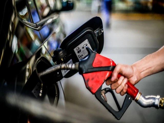 ⛽ Gasolina sobe, mas ganha "desconto" de subs�dio do governo: saiba qual ser� o impacto real na bomba.