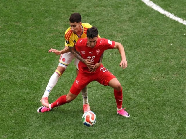 Su��a elimina Col�mbia nos p�naltis e garante �ltima vaga nas quartas de final.