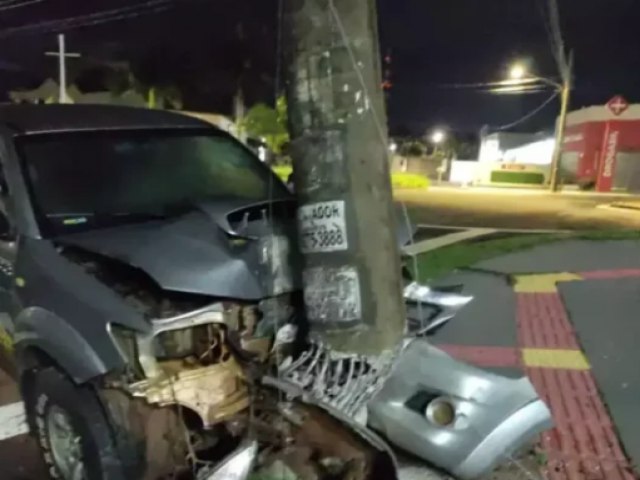 Motorista  preso por dirigir embriagado aps bater caminhonete contra poste
