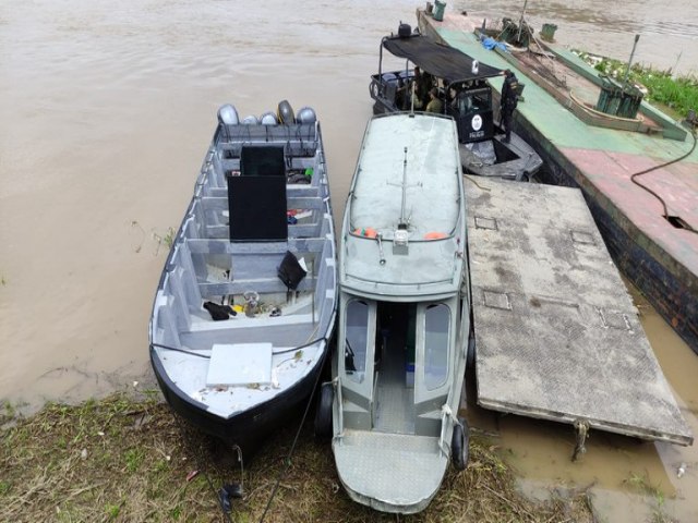 Polcia Federal e PM/AM apreendem lancha blindada utilizada para transporte de drogas no Amazonas