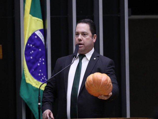 Com abóbora na tribuna, Rodolfo Nogueira ironiza promessa de campanha de Lula sobre picanha