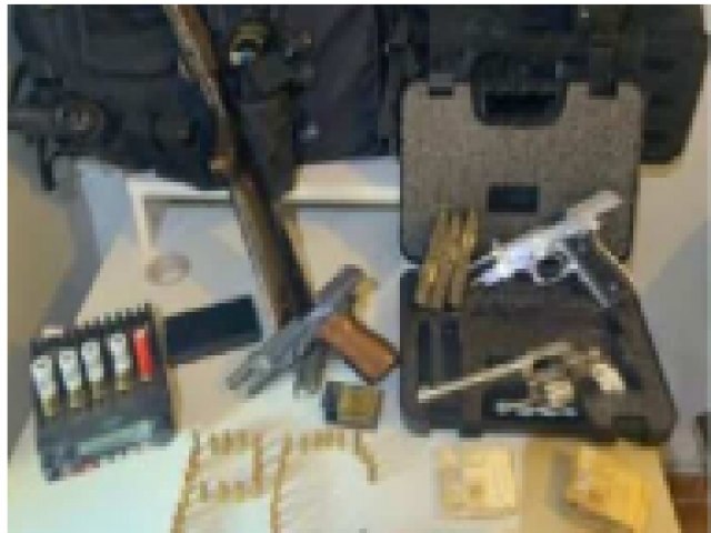 Polcia Civil apreende armas, dinheiro e balas em Antnio Joo