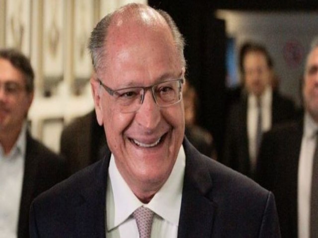 Nova regra fiscal vai fazer Brasil entrar em ritmo de redução da taxa de juros, diz Alckmin