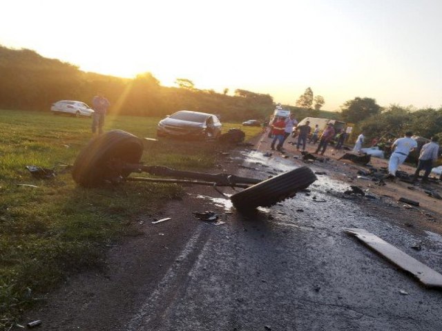 Acidente entre duas carretas e dois carros entre Caarapó e Juti deixa vítimas entre as ferragens